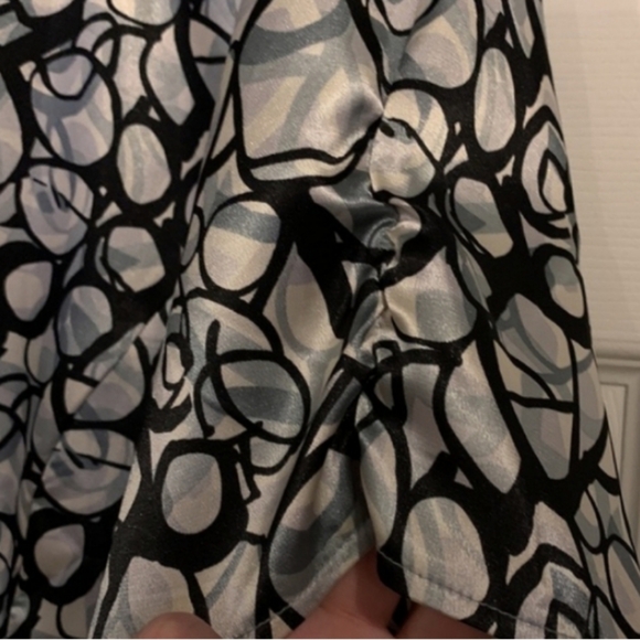 4/$80 Silver & Black Fitted Blouse - Size 20 (Fitted) - Picture 4 of 9